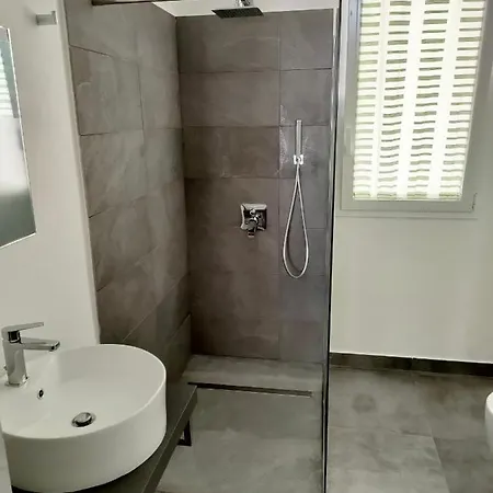 Leo Guest house